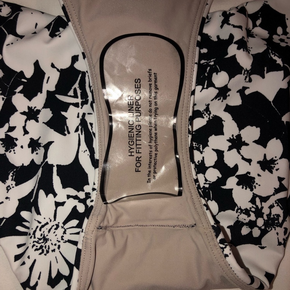 SOLD ON M Lululemon swim bottoms - Picture 8 of 8